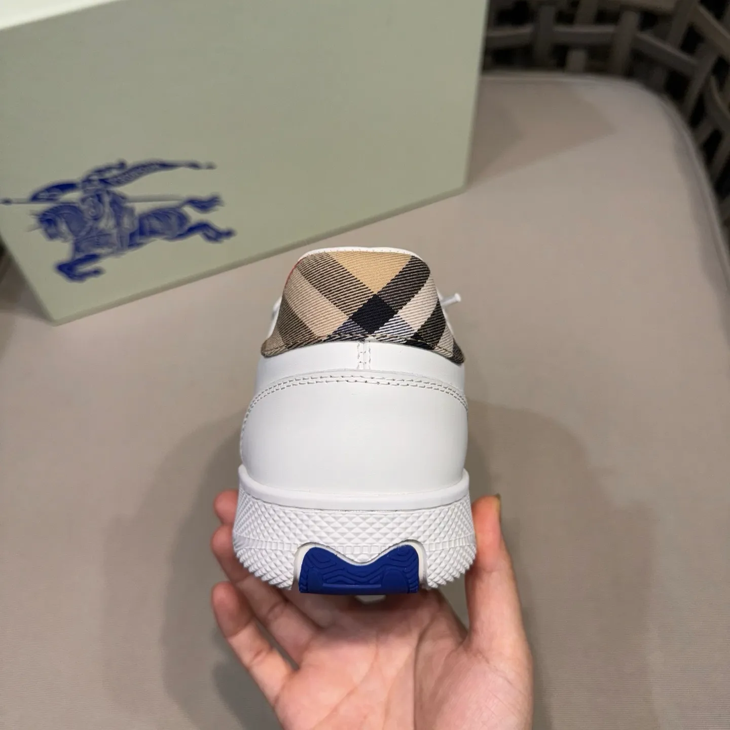 [Burberry] Top P: 680💰Size: 38-44 (45.46 custom-made) Burberry official website synchronized men's classic low-top sneakers | Made of original first-layer cowhide | Decorated with renewed brand logo | First-layer cowhide lining | Heel decorated with Burberry letter embossed logo | Original TPU outsole.